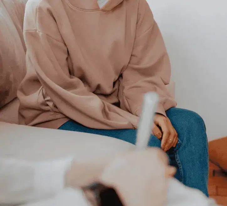 ¿Qué es la terapia para adolescentes y cómo puede ayudar a tu hijo?